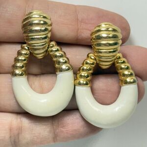 Vintage MiMi Di N Cream & Gold Metal Clip Earrings
